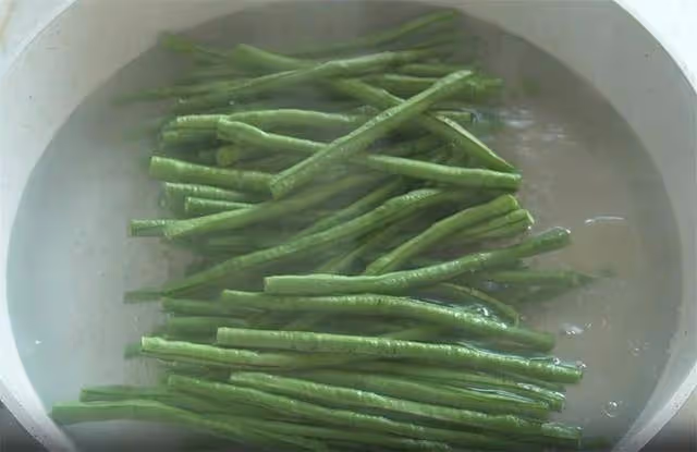 這盤豆角每天一頓也不膩,不炒不用燉,香辣脆爽,兩手一撕就搞定