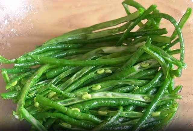 這盤豆角每天一頓也不膩,不炒不用燉,香辣脆爽,兩手一撕就搞定