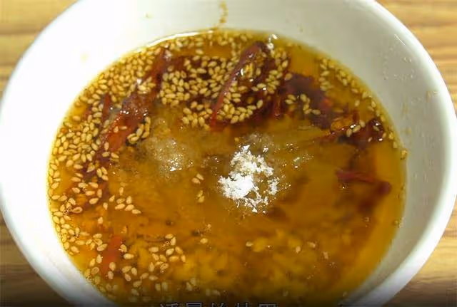 這盤豆角每天一頓也不膩,不炒不用燉,香辣脆爽,兩手一撕就搞定