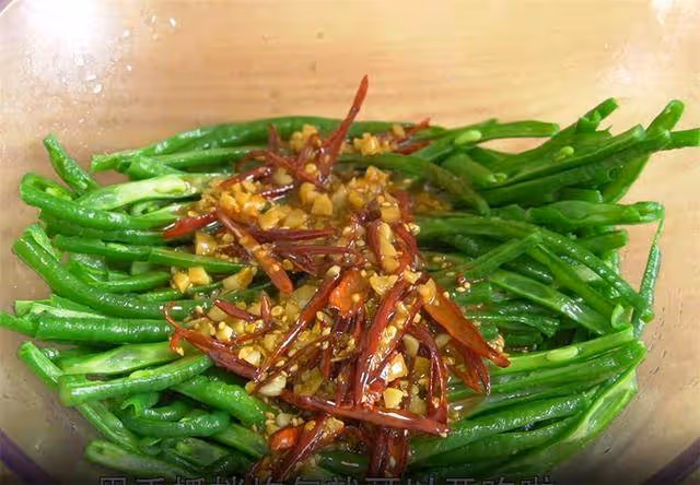 這盤豆角每天一頓也不膩,不炒不用燉,香辣脆爽,兩手一撕就搞定