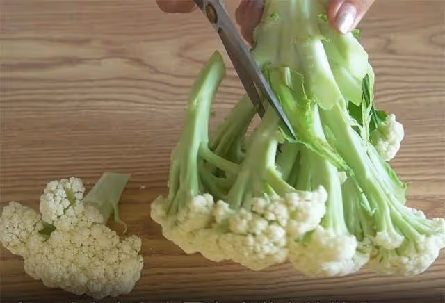 炒花菜有人焯水,有人下鍋直接炒,都不好吃,酒店大廚分享技巧