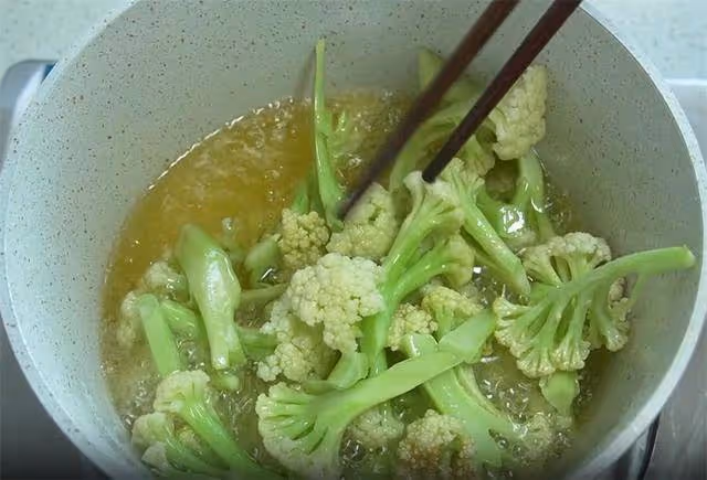 炒花菜有人焯水,有人下鍋直接炒,都不好吃,酒店大廚分享技巧