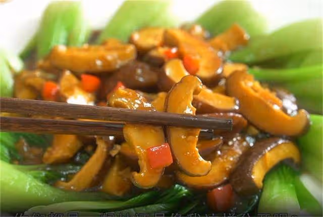 香菇油菜是一起炒還是分開?教你一招,比飯店還好吃,看一遍學會