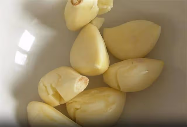 教你4種剝蒜方法,40秒剝一頭蒜,手不痛不黏,家庭飯店都實用