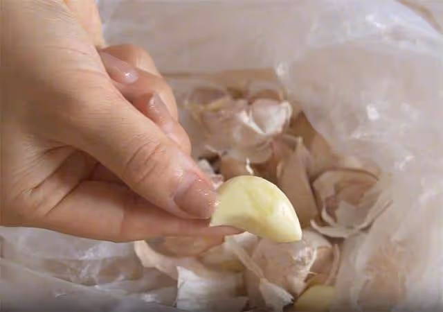 教你4種剝蒜方法,40秒剝一頭蒜,手不痛不黏,家庭飯店都實用