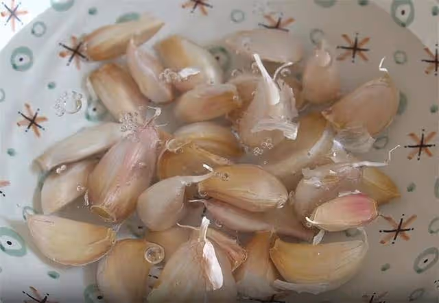 教你4種剝蒜方法,40秒剝一頭蒜,手不痛不黏,家庭飯店都實用