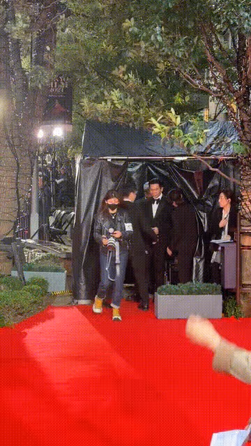 白玉蘭和紅玫瑰,東京紅毯趙麗穎兩次拉辛芷蕾站C位盡顯視後風範