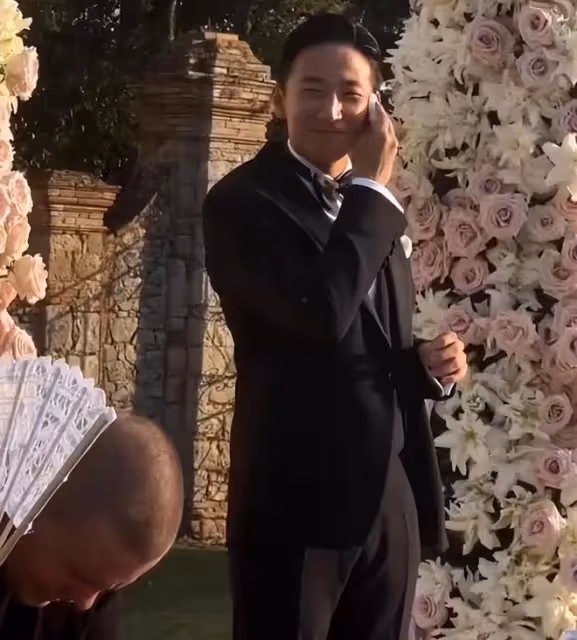 吳千語慶祝31歲生日,施伯雄曬妻子九宮格,甜蜜親吻令人羨慕