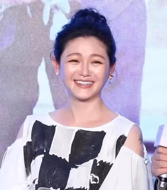 大S成功打造具俊曄,55歲的他秒變帥哥,和楊千霈合影顯年輕