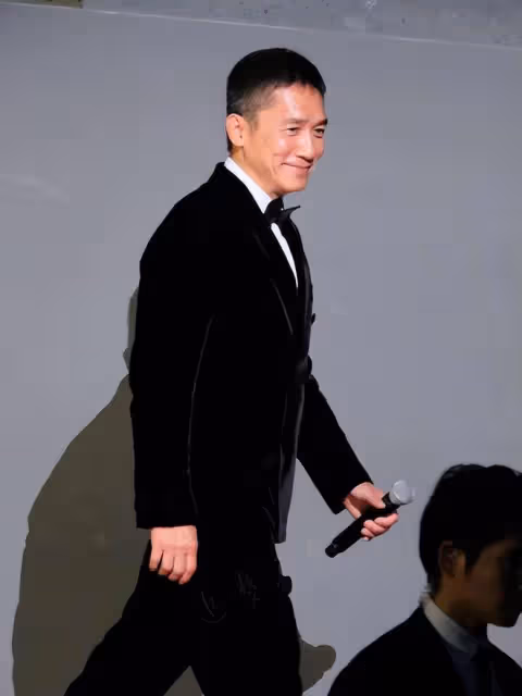 東京電影節紅毯:梁朝偉開幕發言,何超瓊顯貴氣,趙麗穎很靚麗