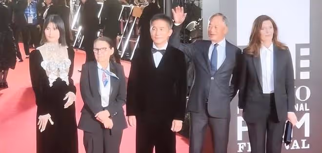 東京電影節紅毯:梁朝偉開幕發言,何超瓊顯貴氣,趙麗穎很靚麗