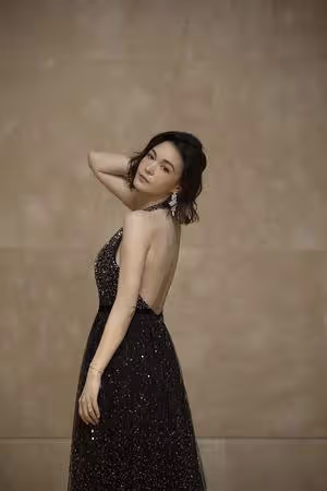 張榕容開衩禮服「秀白皙大腿」橫店奪最佳女演員 一轉身美背全露