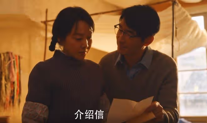 《小巷人家》吃飯不能上桌,坐月子被家暴,愚孝的莊超英害了黃玲