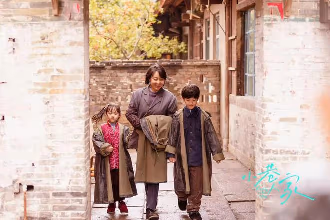 《小巷人家》吃飯不能上桌,坐月子被家暴,愚孝的莊超英害了黃玲