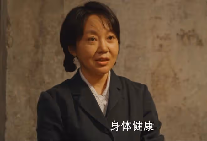 《小巷人家》吃飯不能上桌,坐月子被家暴,愚孝的莊超英害了黃玲