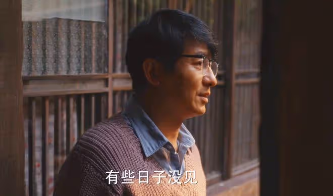 《小巷人家》吃飯不能上桌,坐月子被家暴,愚孝的莊超英害了黃玲