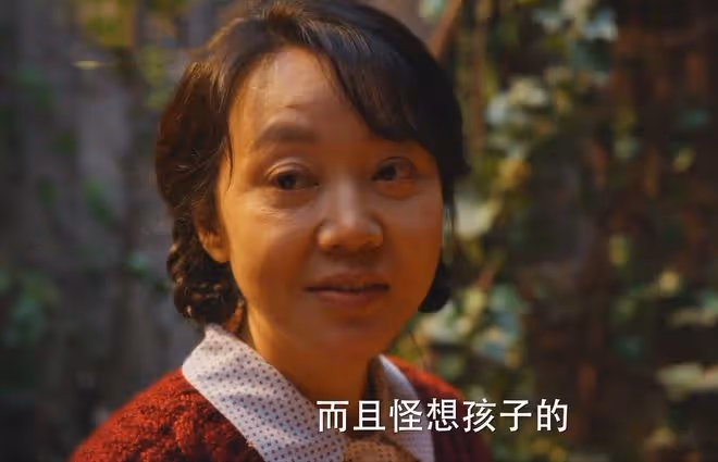 《小巷人家》吃飯不能上桌,坐月子被家暴,愚孝的莊超英害了黃玲