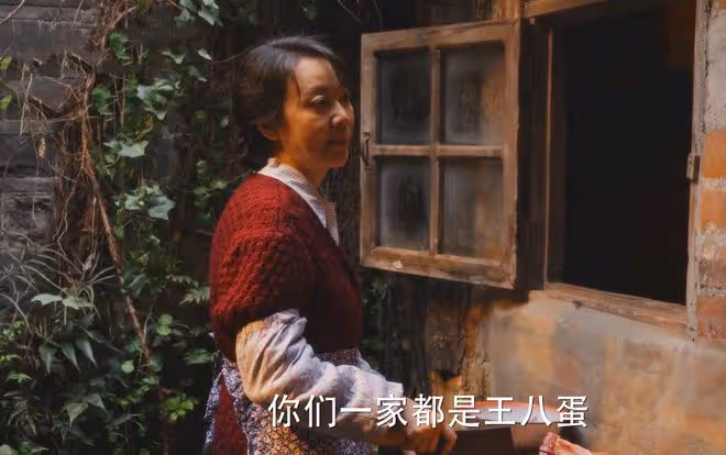 《小巷人家》吃飯不能上桌,坐月子被家暴,愚孝的莊超英害了黃玲