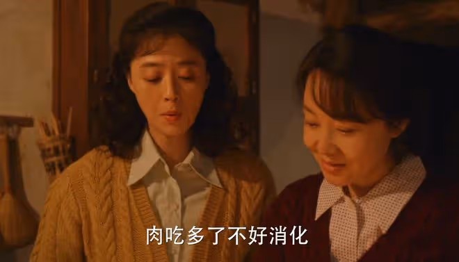 《小巷人家》吃飯不能上桌,坐月子被家暴,愚孝的莊超英害了黃玲