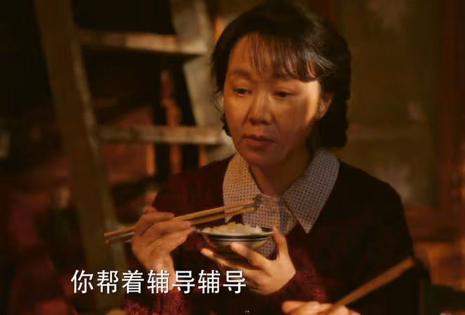 《小巷人家》吃飯不能上桌,坐月子被家暴,愚孝的莊超英害了黃玲
