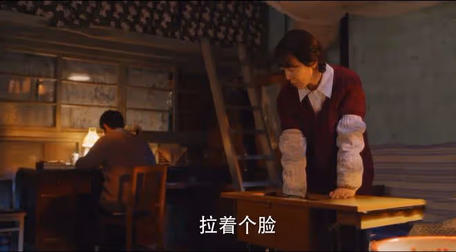 《小巷人家》吃飯不能上桌,坐月子被家暴,愚孝的莊超英害了黃玲