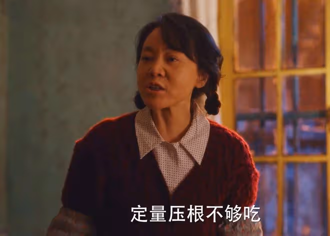 《小巷人家》吃飯不能上桌,坐月子被家暴,愚孝的莊超英害了黃玲