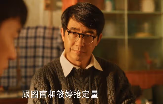 《小巷人家》吃飯不能上桌,坐月子被家暴,愚孝的莊超英害了黃玲