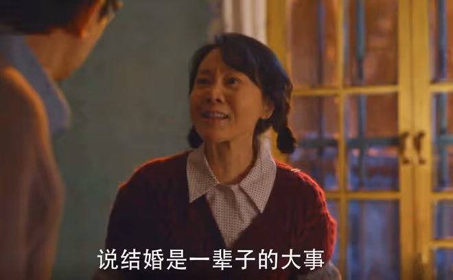 《小巷人家》吃飯不能上桌,坐月子被家暴,愚孝的莊超英害了黃玲