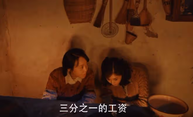 《小巷人家》吃飯不能上桌,坐月子被家暴,愚孝的莊超英害了黃玲