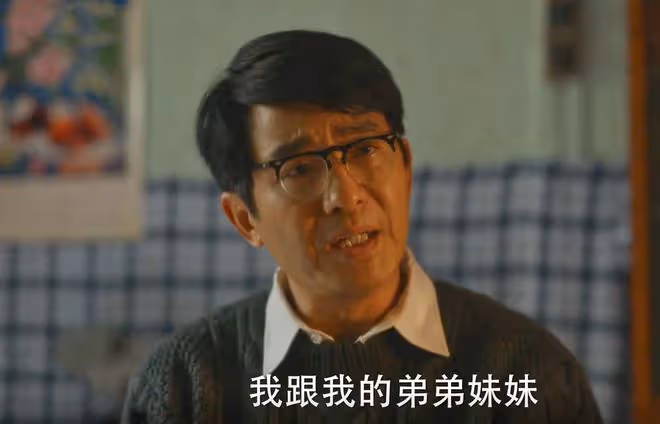 《小巷人家》吃飯不能上桌,坐月子被家暴,愚孝的莊超英害了黃玲