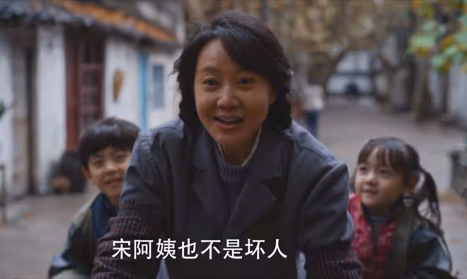 《小巷人家》吃飯不能上桌,坐月子被家暴,愚孝的莊超英害了黃玲