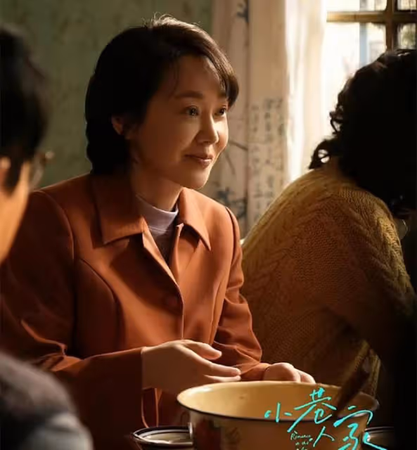 《小巷人家》吃飯不能上桌,坐月子被家暴,愚孝的莊超英害了黃玲
