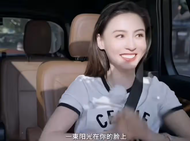 張柏芝節目駕車陽光映照,美貌驚艷同車女嘉賓,網友盛讚天生麗質