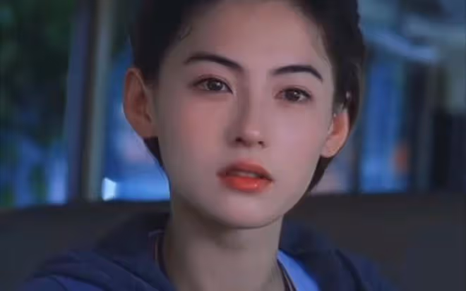 張柏芝節目駕車陽光映照,美貌驚艷同車女嘉賓,網友盛讚天生麗質