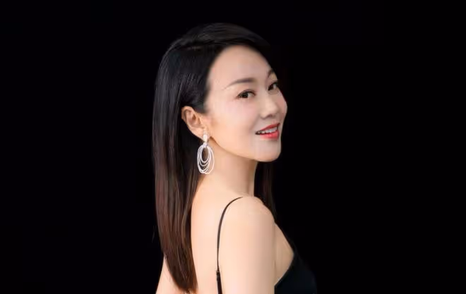 閆妮劇宣現場微醺起舞,風格獨特,實力演員的多面魅力再引關注