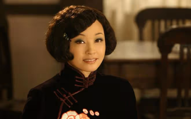 劉曉慶婚內出軌風波,小20歲攝影師曝光,私生活再度引發爭議