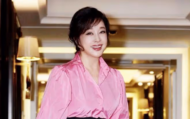 劉曉慶婚內出軌風波,小20歲攝影師曝光,私生活再度引發爭議