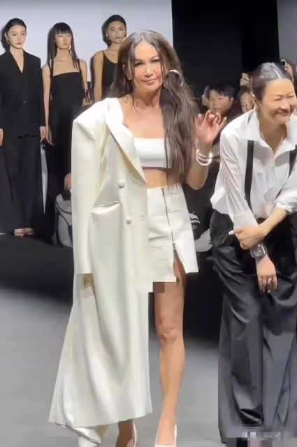 58歲溫碧霞現身哈腰弓背留標誌性公主頭,還是70歲趙雅芝更養眼啊