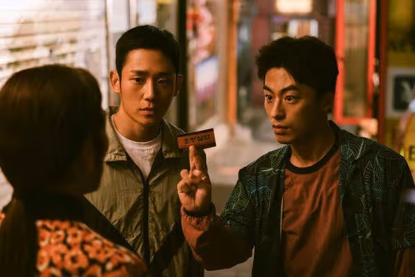 直擊《D.P:逃兵追緝令》男星現身西門町!0偽裝被拍 2舉動超有公德心