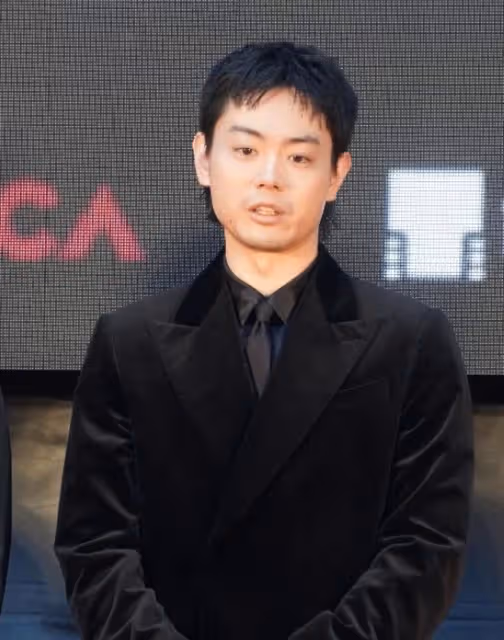東京電影節內娛女星明艷熱烈,殷桃水蛇腰,趙麗穎保守,都不怕冷