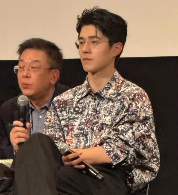 東京電影節內娛女星明艷熱烈,殷桃水蛇腰,趙麗穎保守,都不怕冷
