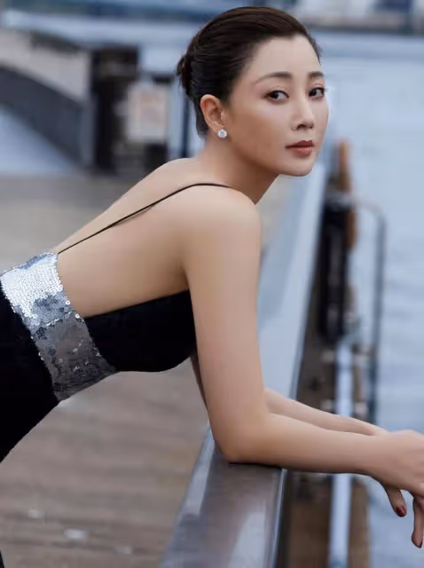 東京電影節內娛女星明艷熱烈,殷桃水蛇腰,趙麗穎保守,都不怕冷