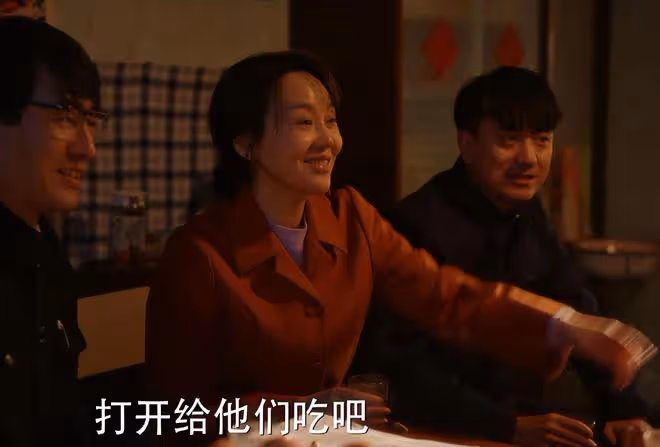 41歲蔣欣對比53歲閆妮,自然老去和醫美老去的差距一目了然