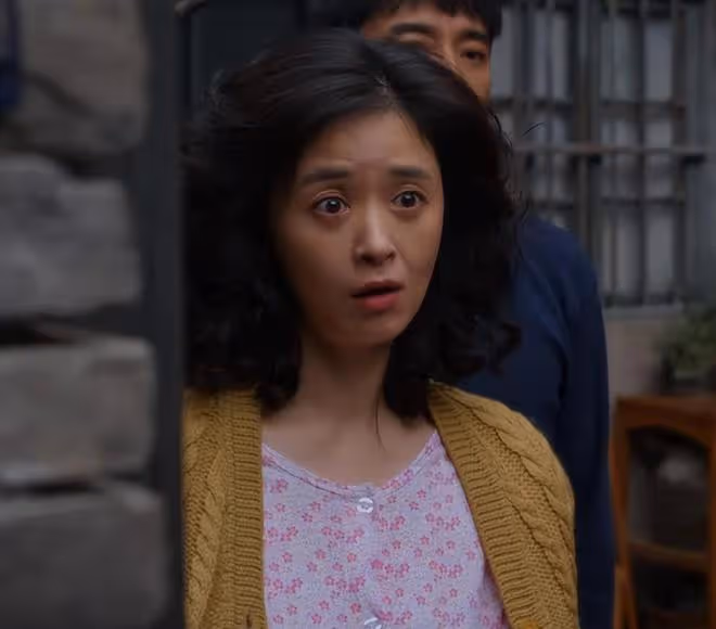 41歲蔣欣對比53歲閆妮,自然老去和醫美老去的差距一目了然