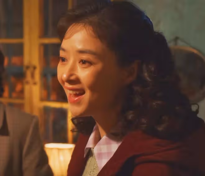 41歲蔣欣對比53歲閆妮,自然老去和醫美老去的差距一目了然