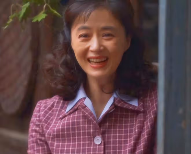 41歲蔣欣對比53歲閆妮,自然老去和醫美老去的差距一目了然