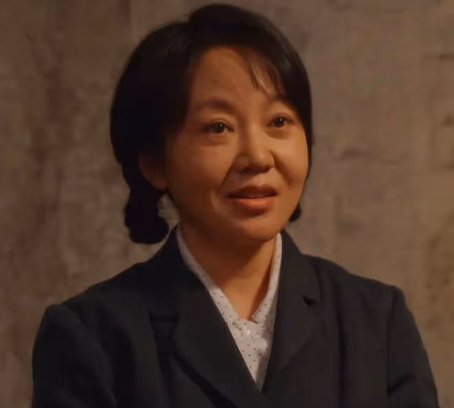 41歲蔣欣對比53歲閆妮,自然老去和醫美老去的差距一目了然