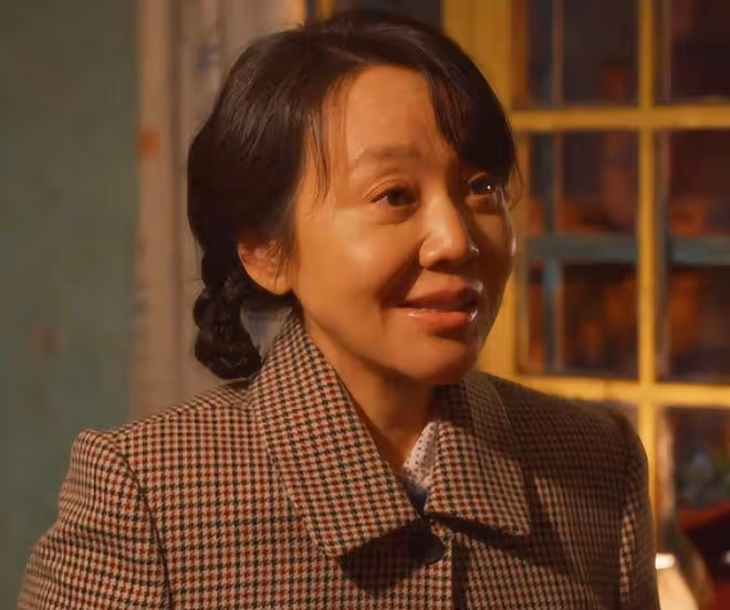 41歲蔣欣對比53歲閆妮,自然老去和醫美老去的差距一目了然