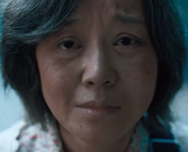 41歲蔣欣對比53歲閆妮,自然老去和醫美老去的差距一目了然