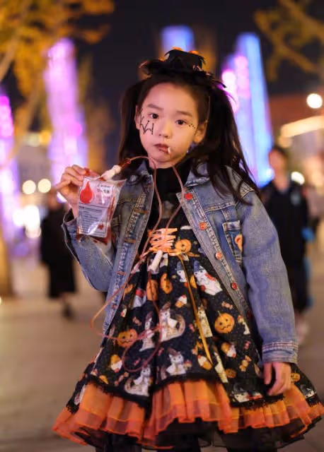 董璇女兒cos小魔女,酒窩顏值出眾,和媽媽一起坐兒童推車好可愛